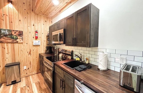 Stanton Cabina | Scandanavian Cabin-Hot Tub-EV Charger-Fire Pit-Close to All RRG Action