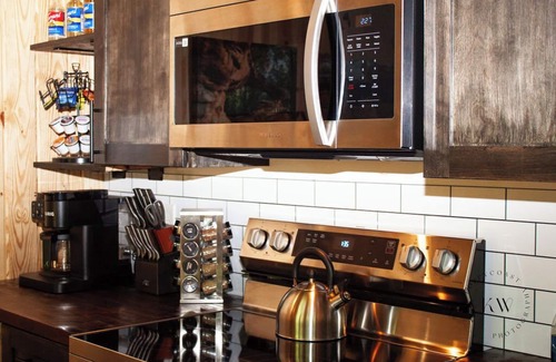 Stanton Cabina | Scandanavian Cabin-Hot Tub-EV Charger-Fire Pit-Close to All RRG Action