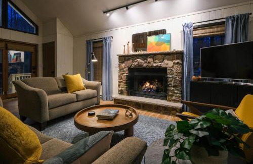 Gouldsboro Casa | Scandi Bliss Fall Colors, Lake & Game Room