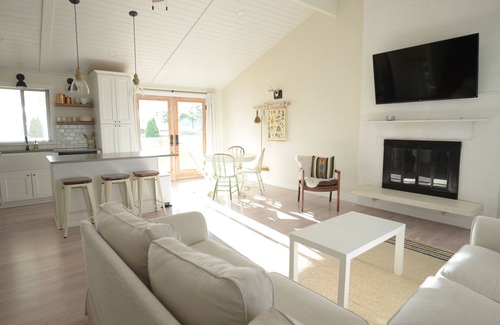 Covington Casa | Scandi Inspired House, great walkability, homebase to city and mountains