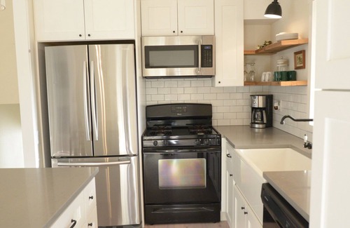 Covington Casa | Scandi Inspired House, great walkability, homebase to city and mountains