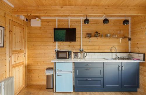Westleigh Casa | Scandi-Style Cabin in Bideford, Private Parking