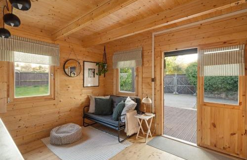 Westleigh Casa | Scandi-Style Cabin in Bideford, Private Parking