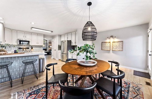 Loveland Casa | Scandinavian Chic – Hot Tub, Bikes and Lake Life!