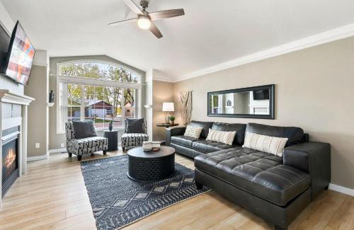 Loveland Casa | Scandinavian Chic - Hot Tub, Bikes and Lake Life!