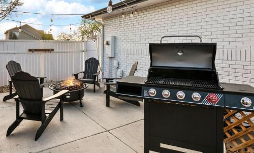 Loveland Casa | Scandinavian Chic - Hot Tub, Bikes and Lake Life!