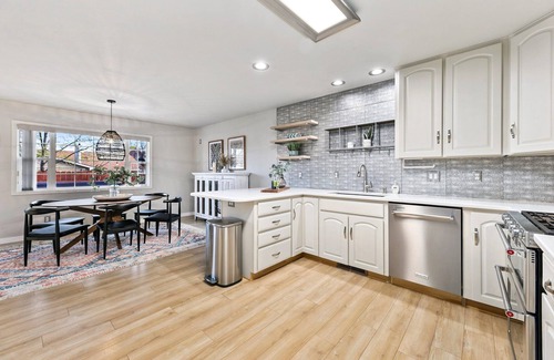 Loveland Casa | Scandinavian Chic – Hot Tub, Bikes and Lake Life!