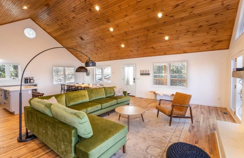 Boone Cabina | Scandinavian-Style Cabin in The Mountains