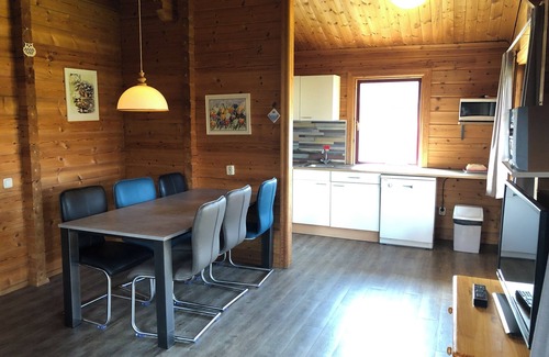 Gramsbergen Casa | Scandinavian-style 6-person bungalow with covered veranda and Wi-Fi, near Gramsbergen at activity-filled park ’t Hooge Holt.