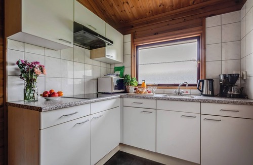Gramsbergen Casa | Scandinavian-style 6-person bungalow with covered veranda and Wi-Fi, near Gramsbergen at activity-filled park ’t Hooge Holt.