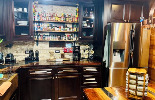 Church Street Casa | Scape to a Charming 3-bedroom house with AC, fitness room in awesome Riverdale