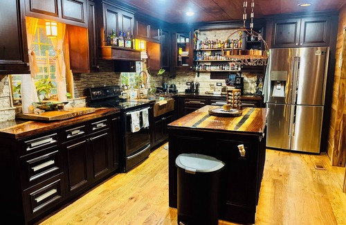 Church Street Casa | Scape to a Charming 3-bedroom house with AC, fitness room in awesome Riverdale