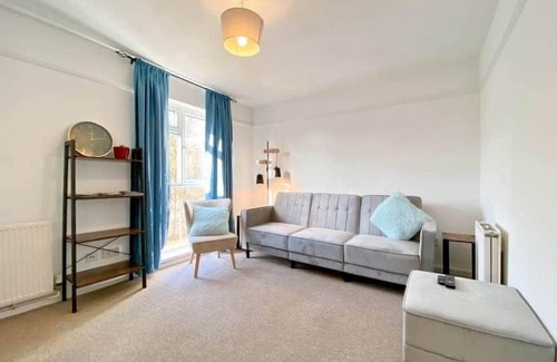 Batheaston Casa | Scarlet House