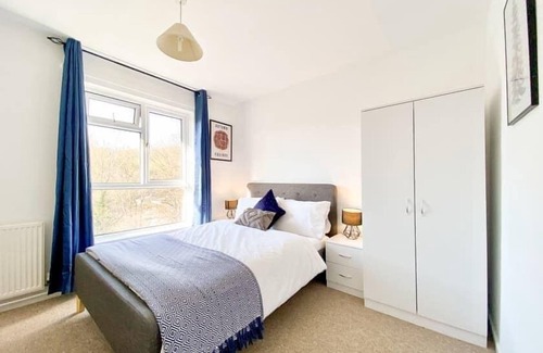 Batheaston Casa | Scarlet House