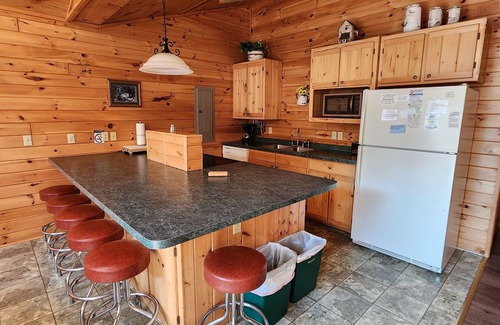 Chief Lake Complejo | Scarlet Oak Cabin- Cabin on the Chippewa Flowage within a Resort