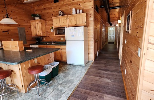 Chief Lake Complejo | Scarlet Oak Cabin- Cabin on the Chippewa Flowage within a Resort