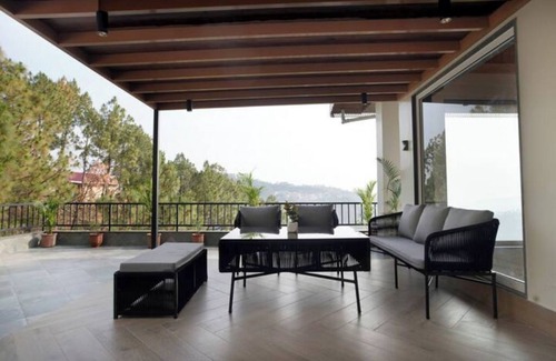 Kumarhatti Casa | Scarlett Peaks | Luxe 4BHK w/Theatre & Game Lounge