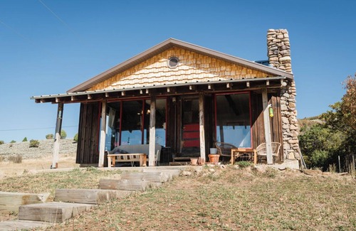 Eden Cabina | Scenic 2-bedroom cabin w/ mountain views, WiFi, 3 ski areas nearby
