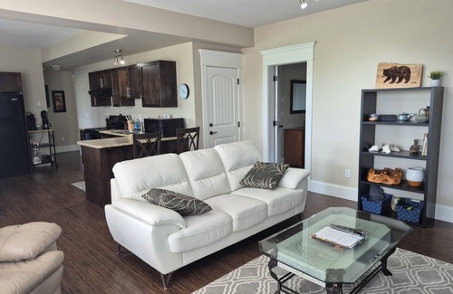 McMillan Apartamento | Scenic 2 bedroom walkout suite with hot-tub and outdoor pool.