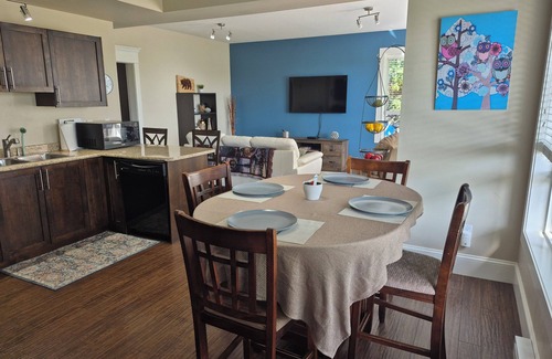 McMillan Apartamento | Scenic 2 bedroom walkout suite with hot-tub and outdoor pool.