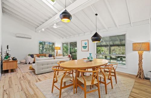 Avoca Beach Casa | Scenic 4-Bed Lake House 5-min Walk to Avoca Beach