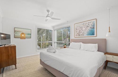 Avoca Beach Casa | Scenic 4-Bed Lake House 5-min Walk to Avoca Beach