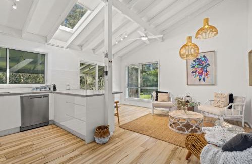 Avoca Beach Casa | Scenic 4-Bed Lake House 5-min Walk to Avoca Beach
