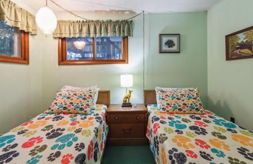 White Lake Apartamento | Scenic 4BR Lake View Cottage