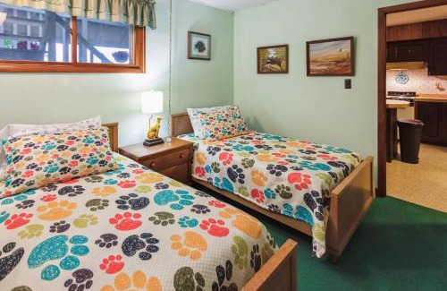 White Lake Apartamento | Scenic 4BR Lake View Cottage