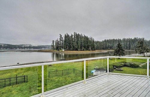 Allyn Casa | Scenic and Spacious Getaway on North Bay with Deck!