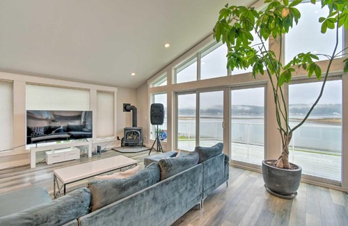 Allyn Casa | Scenic and Spacious Getaway on North Bay with Deck!
