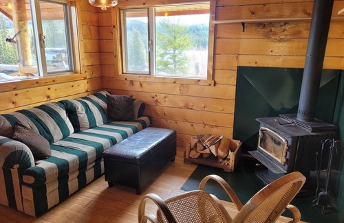 Central Okanagan Cabina | Scenic cabin overlooking Oyama Lake. Big deck. Pet-friendly!