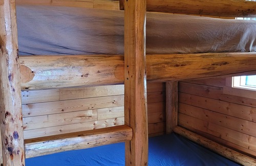 Central Okanagan Cabina | Scenic cabin overlooking Oyama Lake. Big deck. Pet-friendly!