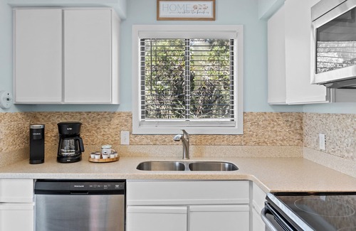 Caswell Beach Condominio | Scenic Caswell Beach! 3 Mins to Beach & Pool. Clean + Conveniently Located