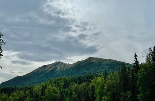 Eagle River Casa | Scenic, cheery, and bright Eagle River home base to adventure.