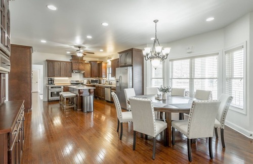Chattanooga Casa | Scenic City Cove | Main Home + Guest home on the Tennessee River!! | 7 Bed, 5.5 Bath