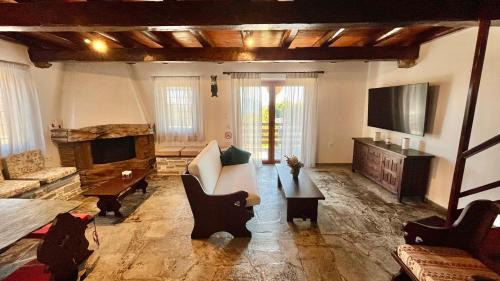 Karystos Apartamento | Scenic Coastal Getaway