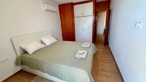 Karystos Apartamento | Scenic Coastal Getaway
