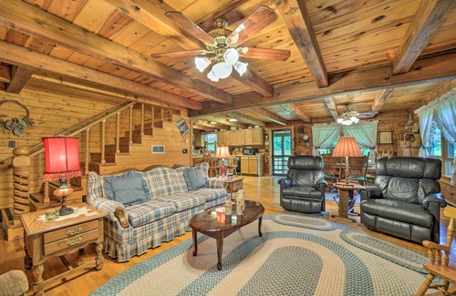 Highlands Cabina | Scenic Creekside Cabin w/ Wraparound Porch!