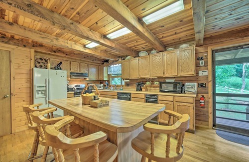 Highlands Cabina | Scenic Creekside Cabin w/ Wraparound Porch!