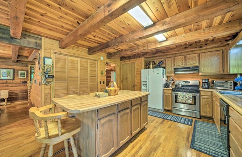 Highlands Cabina | Scenic Creekside Cabin w/ Wraparound Porch!