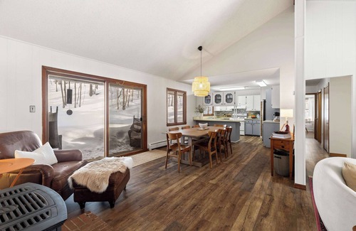 Frankfort Casa | Scenic Escape Kayaks Game Room on M22