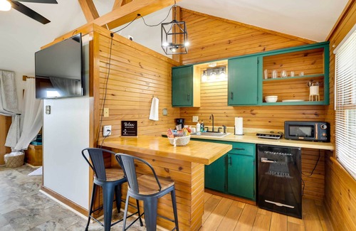 Eureka Springs Apartamento | Scenic Eureka Springs Cabin Rental w/ Balcony!