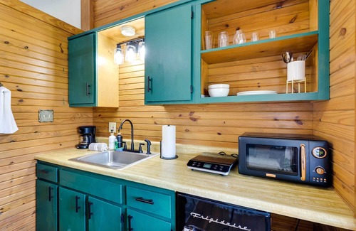 Eureka Springs Apartamento | Scenic Eureka Springs Cabin Rental w/ Balcony!