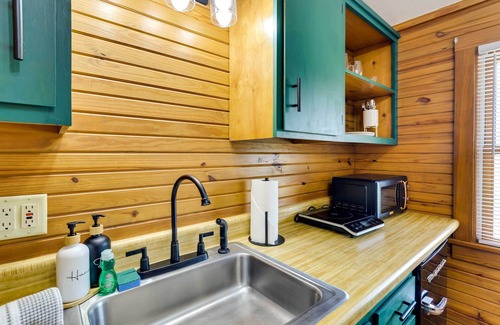 Eureka Springs Apartamento | Scenic Eureka Springs Cabin Rental w/ Balcony!