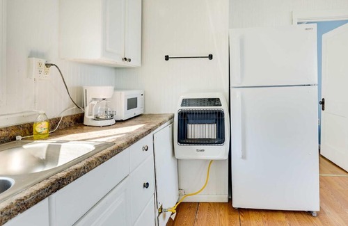 Geneva-on-the-Lake Casa | Scenic Geneva Cottage with Lake Erie Beach Access!
