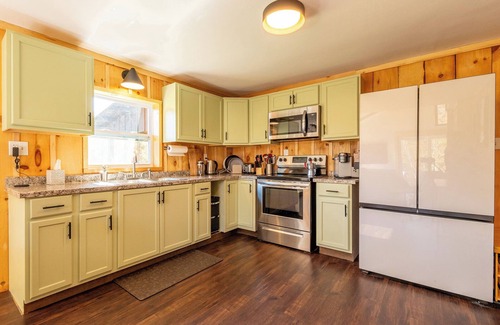 Goshen Cabina | Scenic Green Mountain Cabin Retreat near Hiking, Skiing, and Recreation Trails
