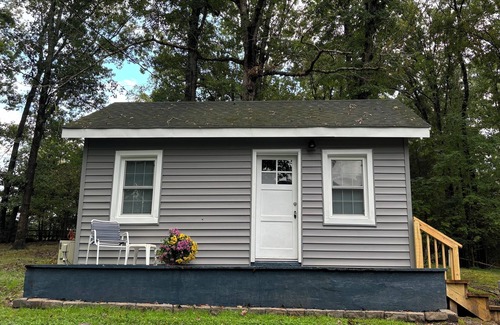 Farmville Cabina | Scenic guest house in great location in Farmville, VA