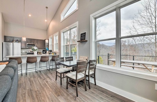 Sylva Cabina | Scenic Hillside Cabin in Sylva w/ Hot Tub & Views!