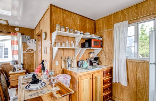Georgeville Cabina | Scenic hilltop studio with shared plunge pool, kitchenette, AC, & WiFi
